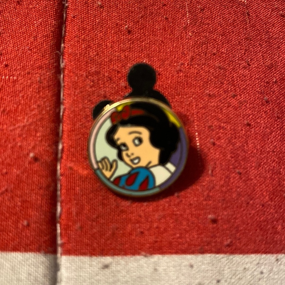 Snow White collectors pin
